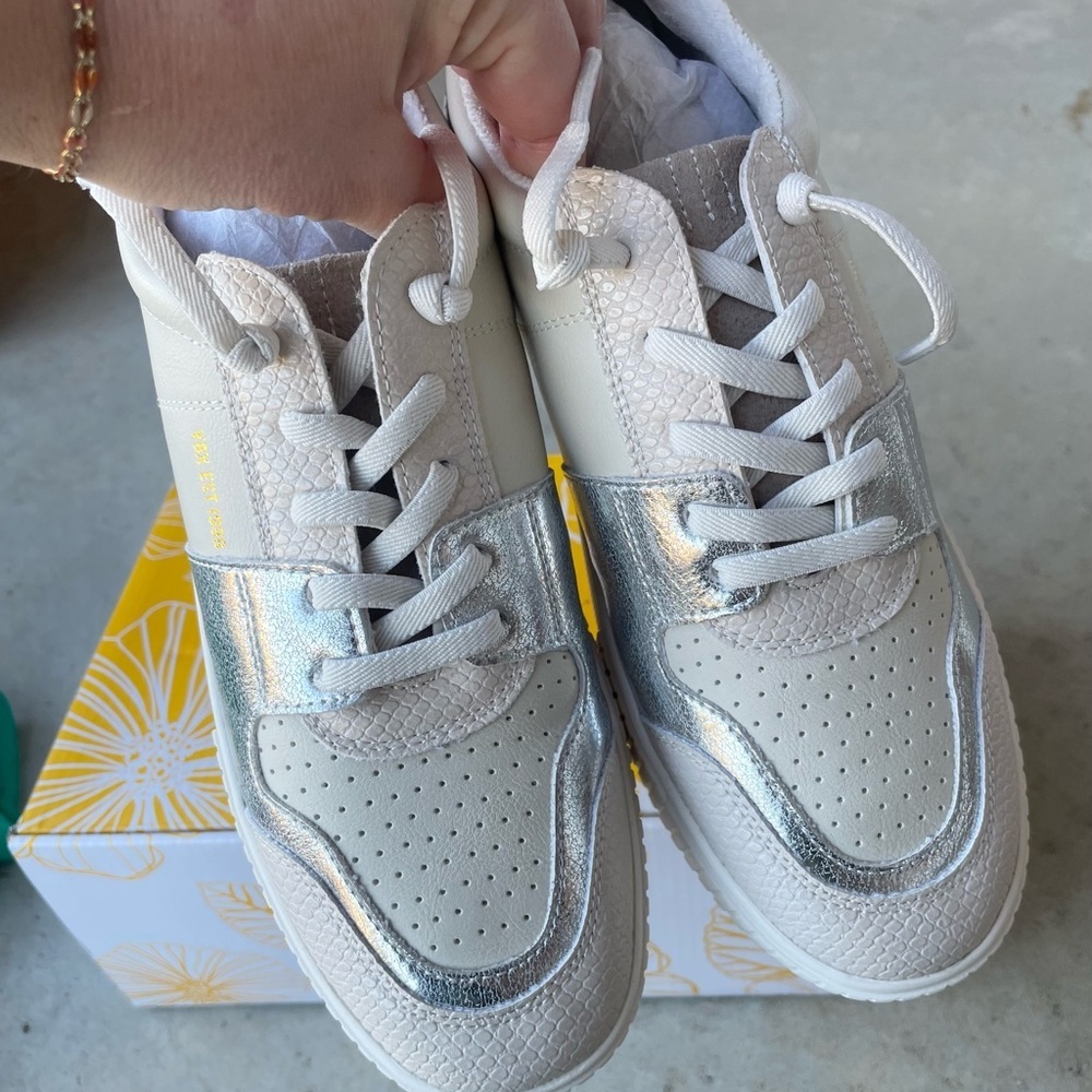 Yellow Box Draton Slip-On Women’s Sneaker with Silver Detail Size 7.5 New in Box - Picture 3 of 10